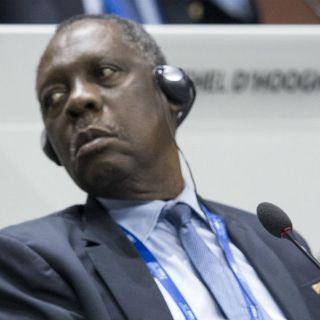 Hayatou presidirá FIFA durante suspensión de Blatter