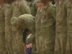 A pesar de estar en formación, Daniel aceptó el abrazo de su pequeña antes de enviarla de regreso con su madre y hermana. YOUTUBE / Latina News TV