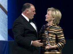 Hillary Rodham Clinton entregó este jueves el Medallón de la Presidencia al chef español, José Andrés, por su trabajo filantrópico. AP / J. L. Magana