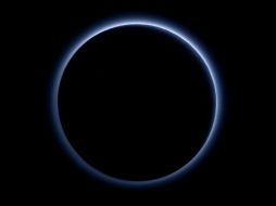 La NASA dio a conocer una imagen donde se ve unhalo azul en torno a Plutón. TWITTER / @NASANewHorizons