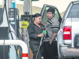 La gasolina de bajo octanaje tuvo una baja de 0.46% en sus costos. EL INFORMADOR / R. Tamayo