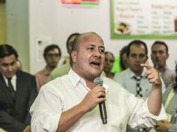 El alcalde en una reunión con locatarios del Mercado Corona. EL INFORMADOR /