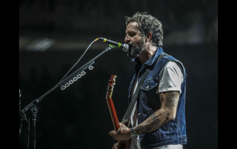 Tito Fuentes, guitarrista de la banda. Durante su presentación recordaron a los 43 jóvenes desaparecidos en Guerrero. EL INFORMADOR / F. Atilano
