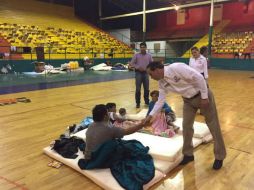 El alcalde Fernando Purón, recorre el Auditorio Municipal que sirve de albergue para los afectados por las intensas lluvias. TWITTER / @Puronjohnston