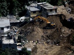 Cuerpos de rescate continuarán con la búsqueda de víctimas, las labores podrían suspenderse la proxima semana. EFE / E. Biba