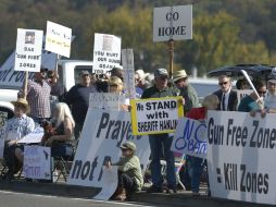 Varias personas tenían pancartas con mensajes que criticaban las acciones de Obama. AFP / S. Dykes