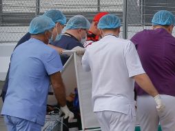 Carlos Sáinz Jr. levantó el pulgar en señal de optimismo al ser evacuado en ambulancia. AP / L. Bruno