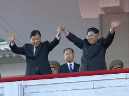 Kim Jong-Un (d) proclama que sus fuerzas armadas son capaces de enfrentarse a cualquier guerra provocada por EU. EFE / Yonhap