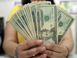 El dólar se adquiere en un máximo de 17.00 pesos en la terminal aérea de la capital mexicana. EL INFORMADOR / ARCHIVO