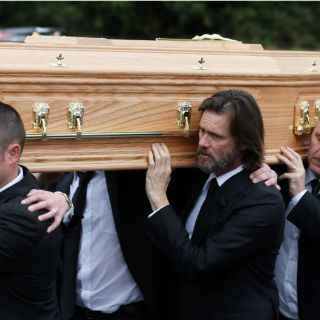 Jim Carrey despide a su ex novia cargando su ataúd