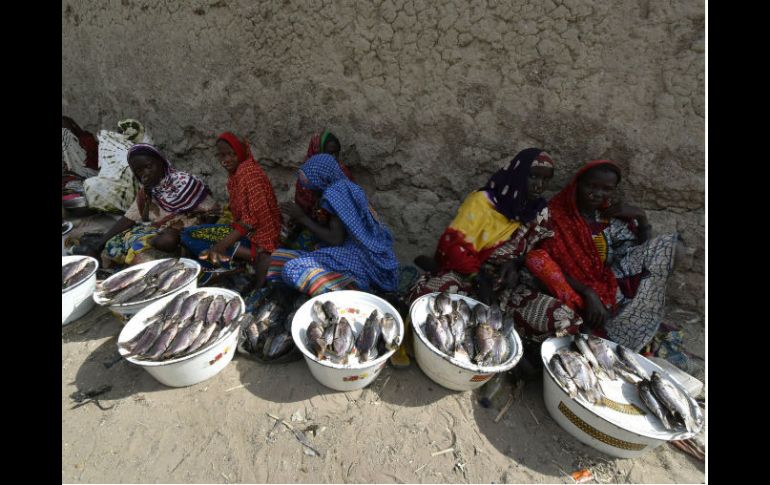 Las autoridades de Chad informan que varias mujeres hicieron estallar explosivos en un mercado, dejando 37 muertos. AFP / S. Kambou