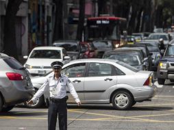 El cierre en avenida Hidalgo provocó conflicto vial y confusión en los automovilistas. EL INFORMADOR / R. Tamayo