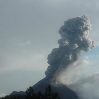 Volcán El Colima tiene exhalación de dos kilómetros