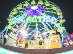 Lleno de luces. El área de juegos mecánicos, una de las favoritas de los asistentes al recinto. EL INFORMADOR / P. Franco