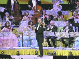 La agrupación que lo respalda, formada por más de 40 músicos, se viste de gala: ellas con vestidos de corte de época y ellos con traje. EL INFORMADOR / P. Franco