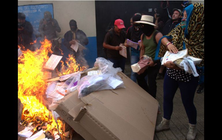 El 7 de junio pasado estudiantes y padres de los desaparecidos evitaron la instalación de 30 de las 54 casillas electorales. NTX / ARCHIVO