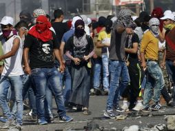 Palestinos lanzaron piedras contra los soldados israelíes, cerca de Naplusa. EFE / A. Badarneh