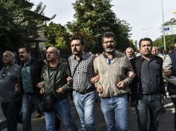 Varios ciudadanos salieron a marchar para homenajear a los caídos en las explosiones. AFP / B. Kilic