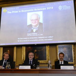 Otorgan Premio Nobel de Economía al escocés Angus Deaton