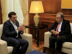 El primer ministro griego, Alexis Tspiras (i) y el Alto Comisionado de Naciones Unidas para los refugiados, Antonio Guterres (d). EFE / O. Panagiotou