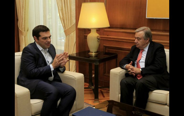 El primer ministro griego, Alexis Tspiras (i) y el Alto Comisionado de Naciones Unidas para los refugiados, Antonio Guterres (d). EFE / O. Panagiotou