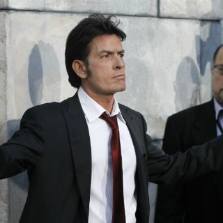 Charlie Sheen arma escándalo en bar