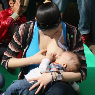Llaman a mamás mexicanas a lactar para evitar deceso de infantes