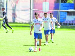 El delatero de las Chivas, Carlos Fierro (al frente), afirma que buscarán hacer valer su condición de local en el juego ante el Puebla. EL INFORMADOR / R. Tamayo