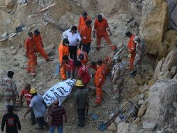 Rescatistas trasladan uno de los cadáveres a la morgue. AFP / A. Hassan