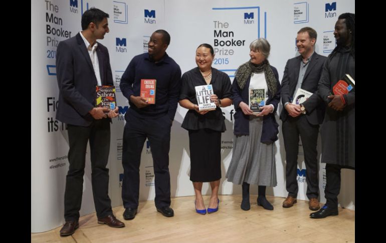 Los aspirantes Sunjeev Sahota, Chigozie Obioma, Hanya Yanagihara, Anne Tyle,  Tom McCarthy y Marlon James posan para una foto grupal. AFP / N. Halle'n