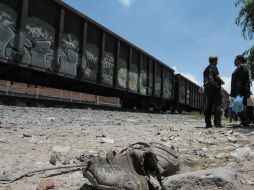 Los migrantes que se dirigen a EU bajan del tren en Lechería, Tultitlán, para abordar el ferrocarril hacia el norte del país. NTX / ARCHIVO