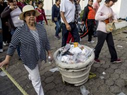 Popotes, bolsas de plástico, botes y cáscaras de limón y naranja son algunos de los residuos que había tirados en la calle. EL INFORMADOR / R. Tamayo