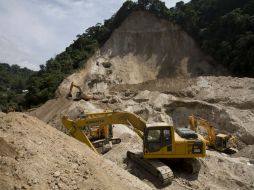 Socorristas apoyados por maquinaria pesada se han dedicado durante casi dos semanas a las labores de búsqueda. AP / M. Castillo