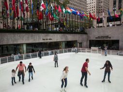 La pista de hielo se inauguró en la navidad de 1936 y recibe 250 mil patinadores cada año. AFP / A. Burton