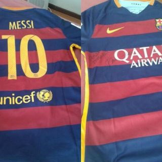 Messi envía camiseta autografiada a delantero lesionado por Tevez