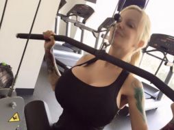 El tamaño de las 'bubis' de la argentina ha sido gracias al bisturí, aunque su cintura sí es fruto del ejercicio. FACEBOOK / Sabrinasabrok