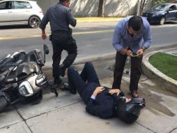 En la imagen aparece una persona tratando de ayudar a quien se identifica como el propietario del Rebaño Sagrado. ESPECIAL /