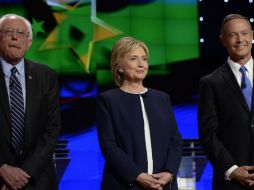 Bernie Sanders, Hillary Clinton y Martin O'Malley, antes del comienzo del primer debate demócrata. EFE / M. Nelson