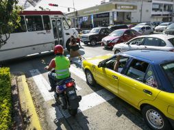 Quienes circulan por Comercio, como el camión de la imagen, no alcanzan a dar la vuelta en La Paz debido a lo poco que dura el semáforo EL INFORMADOR / A. García