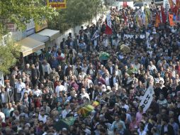Varias personas asisten al funeral de una de las víctimas del doble atentado. EFE / D. Toprak