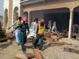 La oficina política del legislador Farooq Khosa se incendió como consecuencia de la explosión. AFP / Especial