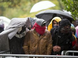Refugiados esperan en las afueras de la oficina de Sanidad y Asuntos Sociales en Berlín. EFE / K. Nietfeld
