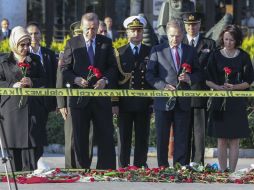 El presidente turco deposita una ofrenda floral en el sitio del atentado, que ha sido condenado por la comunidad internacional. EFE / STR