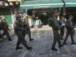 Agentes de la policía patrullan los alrededores de la puerta de Damasco, en la Ciudad Vieja de Jerusalén. EFE / ARCHIVO