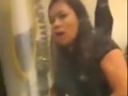 La taquillera se niega a seguir brindando el servicio hasta que se retire el hombre que está grabándola. YOUTUBE / Ultra Visión Lo Insólito