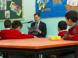 Aurelio Nuño de visita en una escuela primaria, donde convivió con alumnos, maestros y padres de familia. NTX / ARCHIVO