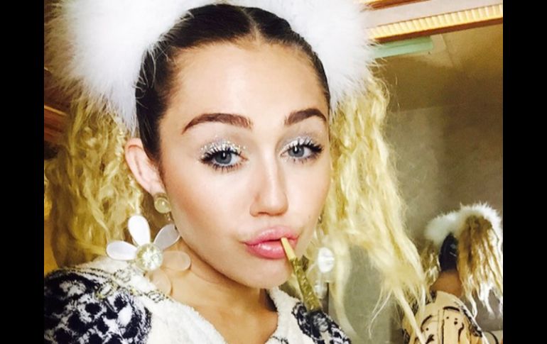 La idea de la cantante es que ella, la banda y la audiencia estén desnudos y cubiertos de leche. INSTAGRAM / @Mileycyrus