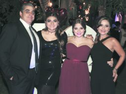 La festejada con sus papás. José Alberto Martínez Rivera, Ana Karina Martínez Fremont, Isabela Martínez Fremont  y Ana Karina Fremont.  /