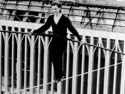Imagen del verdadero Philippe Petit cruzando las Torres Gemelas. ESPECIAL /