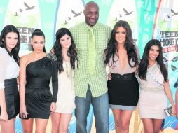 Lamar Odom en compañía de las hermanas más famosas de los reality shows. AP /